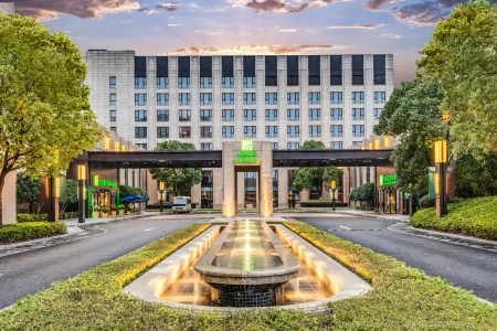 Holiday Inn Shanghai Hongqiao Отели рядом с достопримечательностью «Nanfang Xiuxian Guangchang Taiwan Fengqing Street»