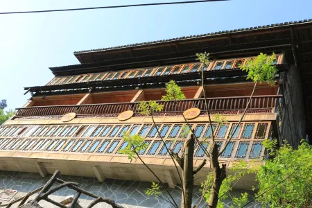 Gabaifu Inn (Xijiang Qianhu Miaozhai Observation Deck) Отели рядом с достопримечательностью «No.4 Fengyu Bridge»