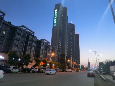 City Convenience Hotel (Yingcheng Railway Station Shanghe Square) فنادق في ينغ تشنغ