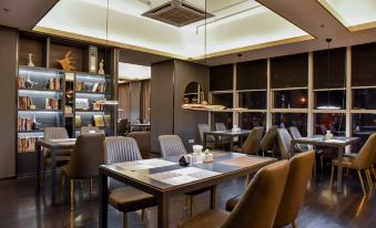 Holz Hotel (Shenyang International Exhibition Center New South Railway Station)