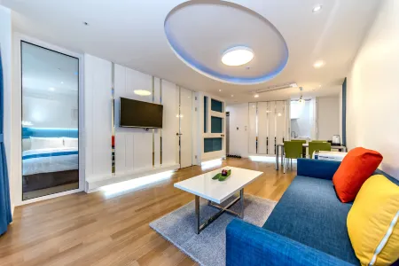 Aimi Jeju Beach Hotel Hamdeok Отели рядом с достопримечательностью «Dangcheomuldonggul Cave»