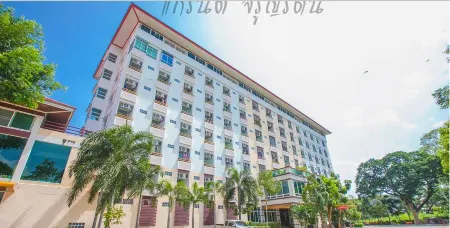 Grand Charoonrat Apartment Отели рядом с достопримечательностью «Wat Kaeng Kanun»