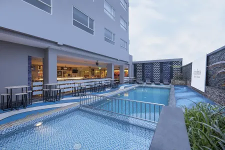 ROYAL BAY MAKASSAR Отели рядом с достопримечательностью «Wisma Pattimura»