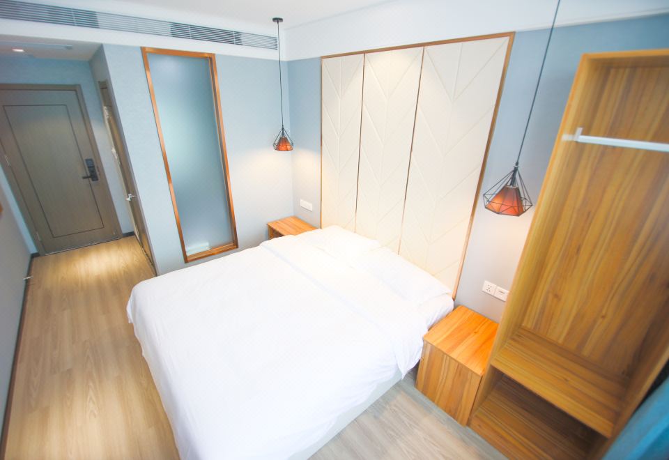 5. 홀리데이 인 주..