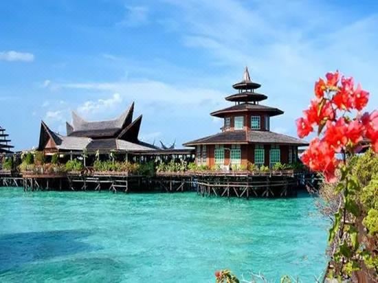 A city on an island with beautiful houses and water in the lagoon or lake at Mabul Water Bungalows