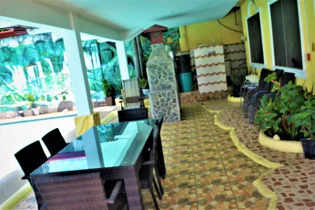 Villa Prescilla Отели рядом с достопримечательностью «Sisters of St Paul of Chartres Monument»