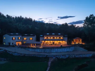 Longing Life Mushroom House Hostel Hotels in Huxiao Gorge