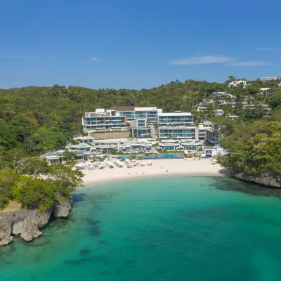 Crimson Resort and Spa Boracay Отели рядом с достопримечательностью «Пляж Banyugan»