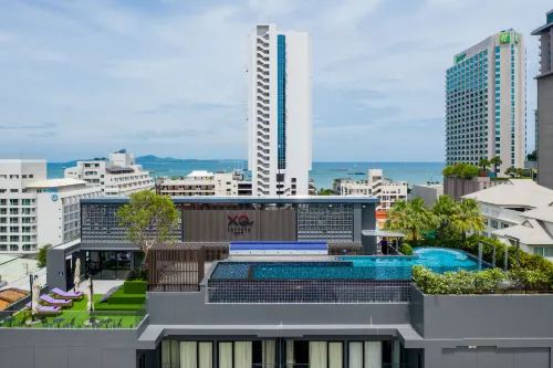 โรงแรมเอ็กซ์คิว พัทยา - สระว่ายน้ำบนดาดฟ้า