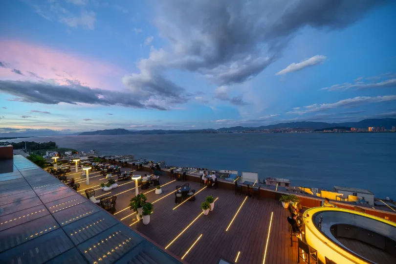 โรงแรมฮอลิเดย์ลวี่เยว่ เอ๋อไห่