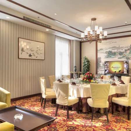 Kinghand Court Holiday Inn