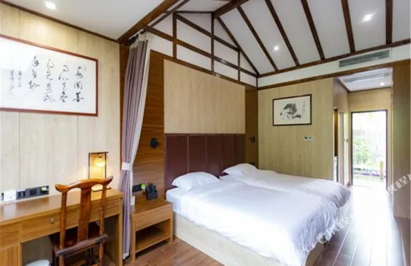 成都龍泉山下清溪河畔春華秋實農莊小院