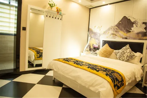 Zhijiang Cailan Theme Hotel (Longjin Fengyu Bridge)