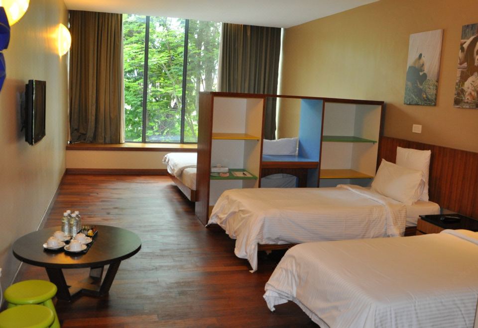 실로소 비치 리조트 센토사의 야외 수영장 및 휴식 공간