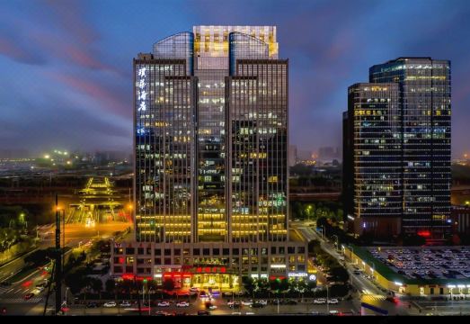 郑州高铁东站璞华酒店外景图