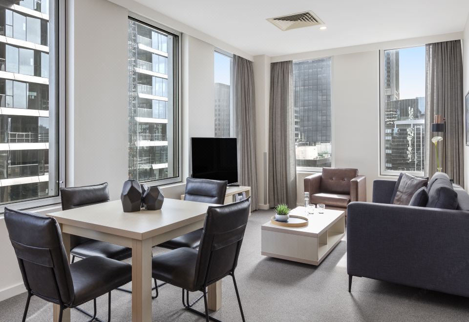 Oaks On Market Hotel Over view