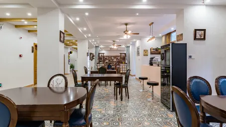 Floral Hotel · Linyuan Xiaozhu hotel (Wuyuan High Speed Railway Station Store) Отели рядом с достопримечательностью «Minsu Fengqing Street»