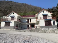 Changyang Junqishanju Farm Stay Hotels near Qingjiang Fangshan Scenic Area