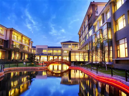 Royal Tulip Hotel Zhujiajiao Shanghai Отели рядом с достопримечательностью «Shanghai Puji Bridge»