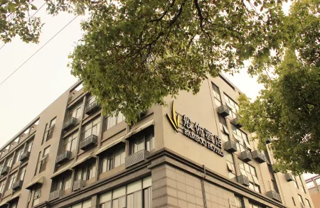 Bamboo Hotel (Shanghai Hongqiao Airport, National Exhibition Center) Отели рядом с достопримечательностью «Dayuantong Temple»