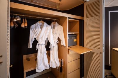 【スタジアムビュー】デラックスダブル  45平米/キングサイズベッド （禁煙） ホテルアラマンダ青山の写真