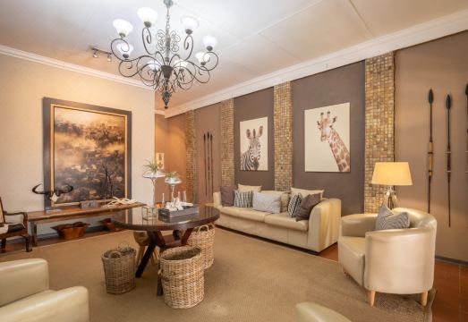 Karongwe- Shiduli Safari Lodge의 풀사이드 바 전경