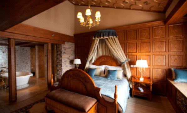 Spring Legend Holiday Hotel