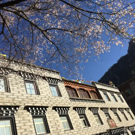Yading Totem Boutique Inn