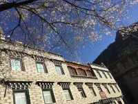 Yading Totem Boutique Inn