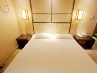 铂金主题酒店(青岛李村步行街店) - 标准大床房