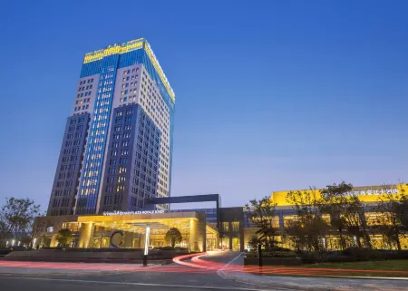 Wyndham Grand Plaza Royale Kaidi Отели рядом с достопримечательностью «Anhui Open University Chuzhou Branch»