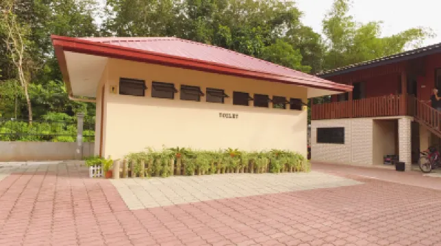 Borneo Tree House Hotel berhampiran Karambunai beach view, Sabah.