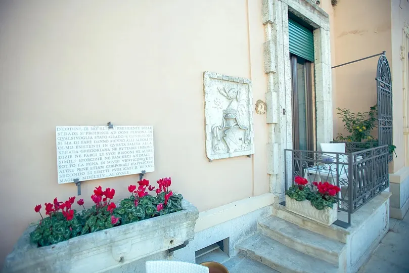 羅馬天主聖三教堂山皇家套房飯店