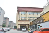 Fengyu Fashion Hotel (Gongyi Railway Station Xingyue Times Square Branch) - parkir