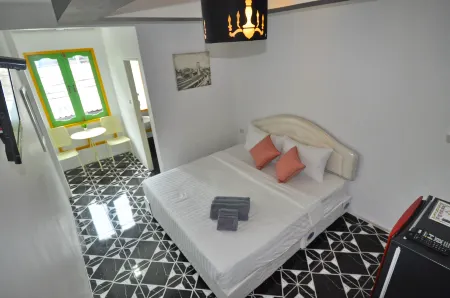 Side Walk Boutique Hotel