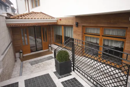 Hotel Aziza Отели рядом с достопримечательностью «Мэрия г. Сараево»