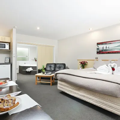 Arthur's Court Motor Lodge Hotels near Sherborne Street
