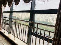 泊雅酒店(上海秀沿路地铁站店) - 景观豪华大床房