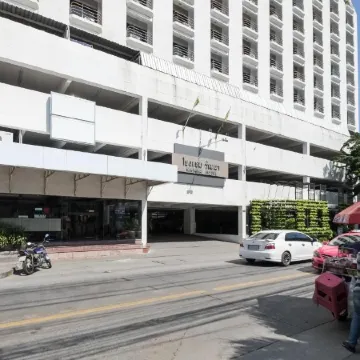 Watana Hotel Отели рядом с достопримечательностью «Станция метро Sutthisan»