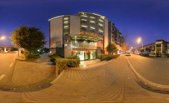 Yiju Hotel (Chongqing Huaxi Culture and Sports Center Dajiang Light Rail Station)