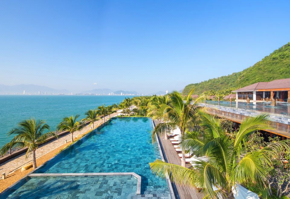 아미아나 리조트 나쨩의 수영장과 야자수