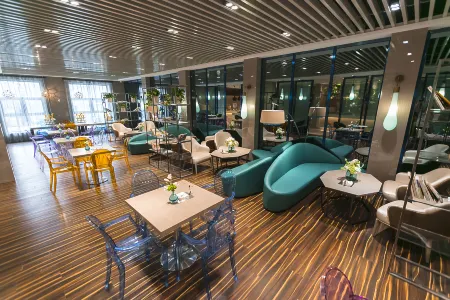 Modern Crystal Hotel (Baoding Railway Station) Отели рядом с достопримечательностью «Baoding Bus Changchengchang Station»