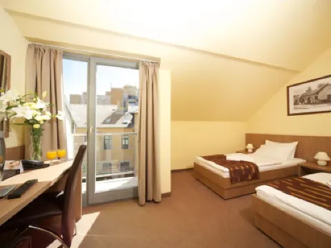 Erzsébet Királyné Szálloda Отели в г. 