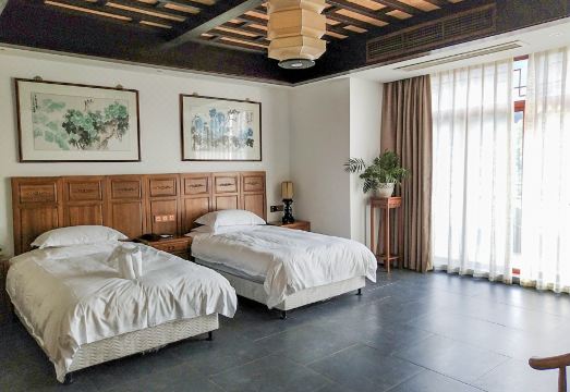 시루 허좡의 아름다운 호수 전경