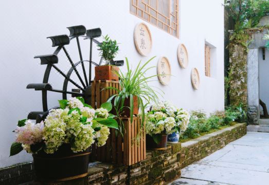 Hutong Li Zhumengju Inn over view