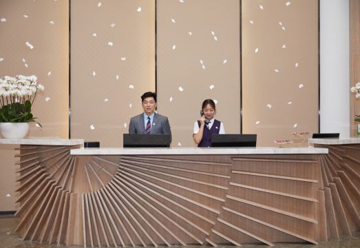 깔끔하고 편안한 호텔 객실 이미지