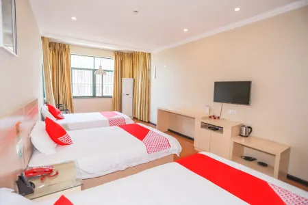 Huanggang Pinka Hotel Отели рядом с достопримечательностью «Huanggang Normal University Business College»