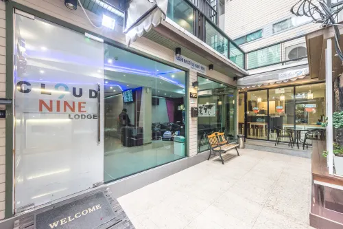 Cloud 9 Lodge - Hostels