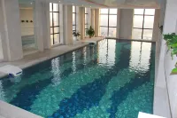Ramada Plaza by Wyndham Weifang - ที่มีสระว่ายน้ำ