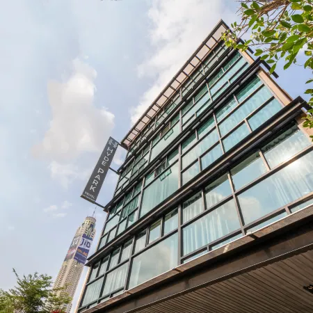 Hyde Park Hotel Bangkok Отели рядом с достопримечательностью «Станция экспресс-поезда Ratchaprarop»